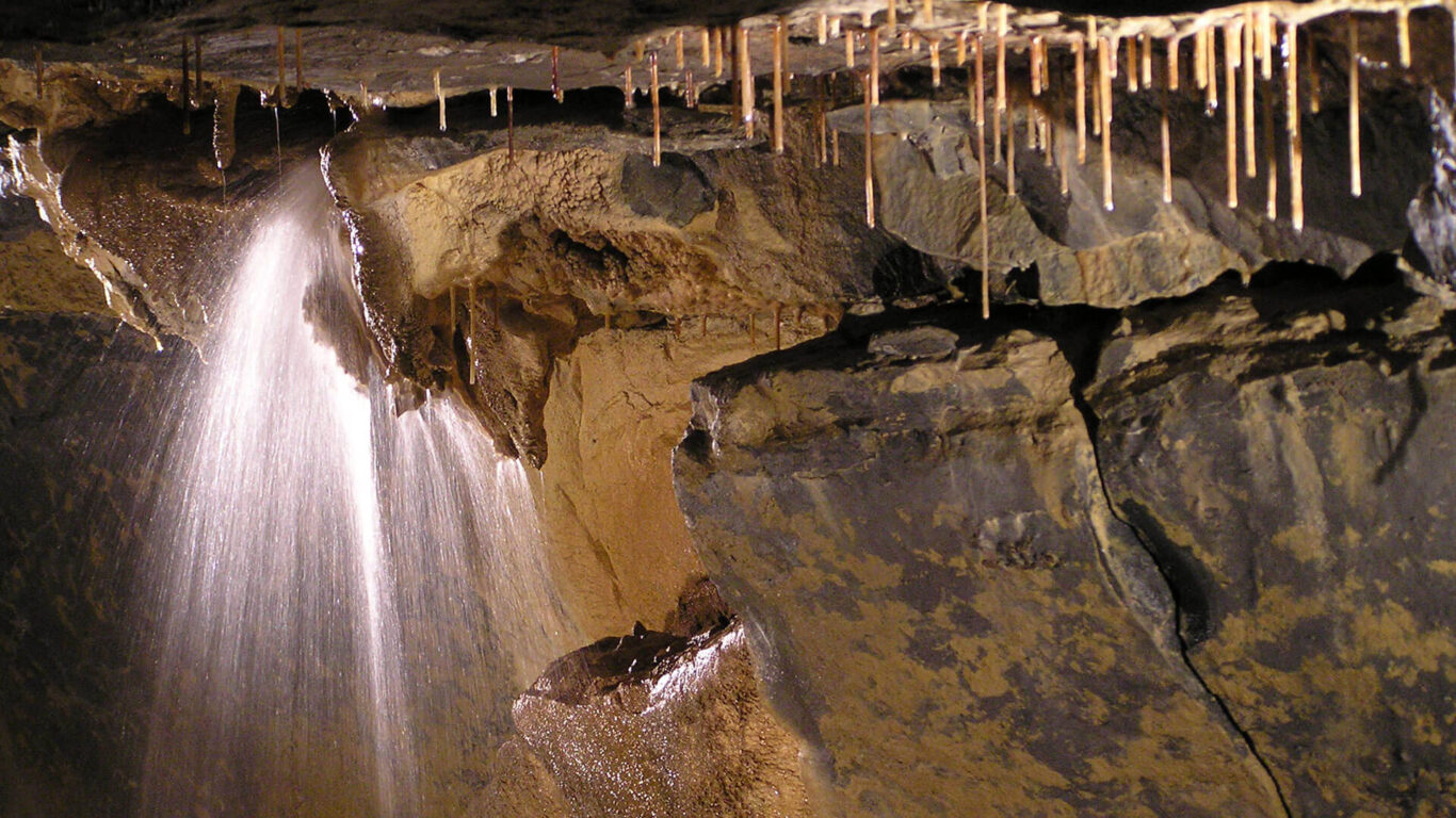 temple-gate-ailwee-caves-01